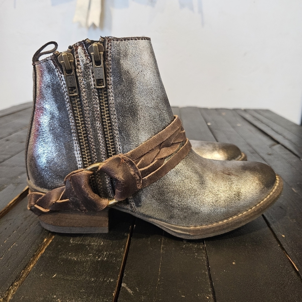 Very Volatile NWOT Women's 6 Metallic Silver Leather Ankle Boots Braided Straw